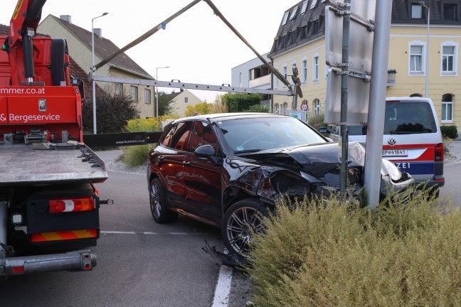 	Flüchtender crasht mit geraubtem Porsche bei Verfolgungsjagd in Thalheim bei Wels gegen Lichtmast