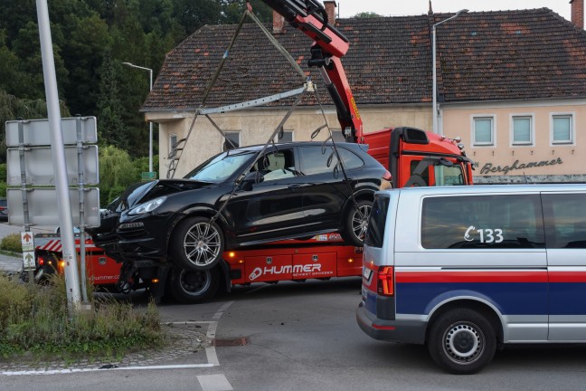 	Flüchtender crasht mit geraubtem Porsche bei Verfolgungsjagd in Thalheim bei Wels gegen Lichtmast