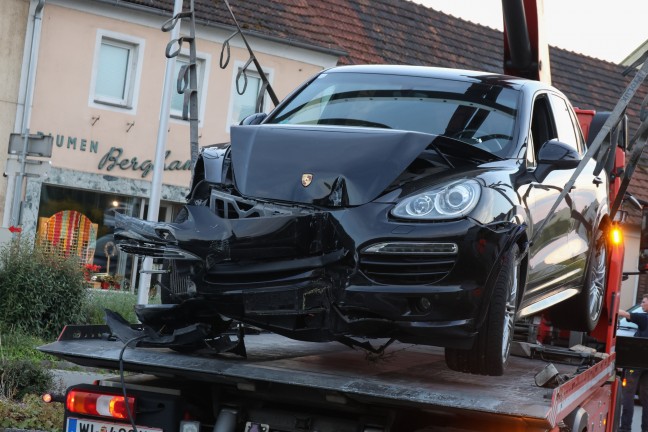 	Flüchtender crasht mit geraubtem Porsche bei Verfolgungsjagd in Thalheim bei Wels gegen Lichtmast