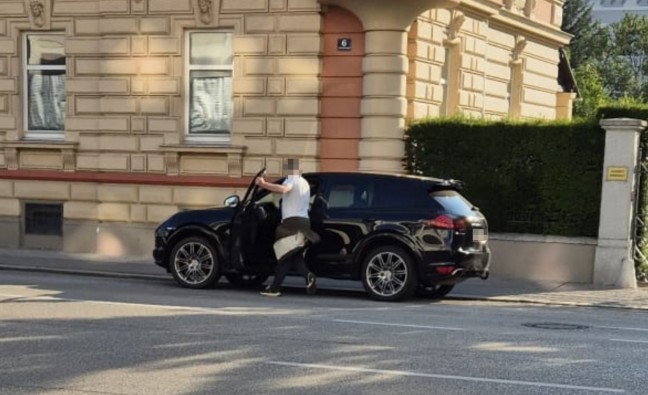 	Flüchtender crasht mit geraubtem Porsche bei Verfolgungsjagd in Thalheim bei Wels gegen Lichtmast