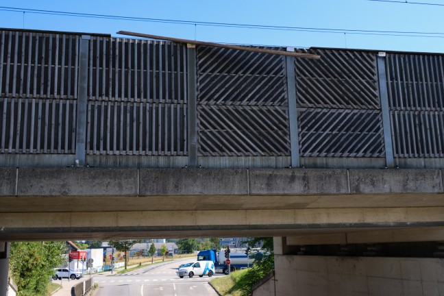 	Lose Holzlatte drohte in eine Unterführung der Westbahnstrecke in Wels abzustürzen