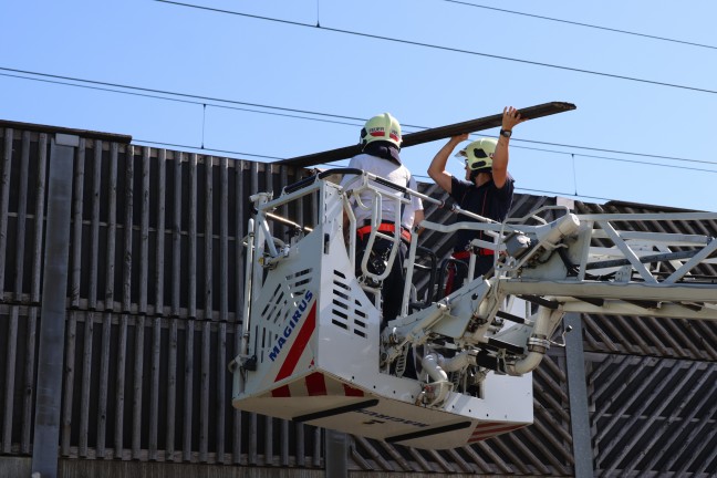 	Lose Holzlatte drohte in eine Unterführung der Westbahnstrecke in Wels abzustürzen