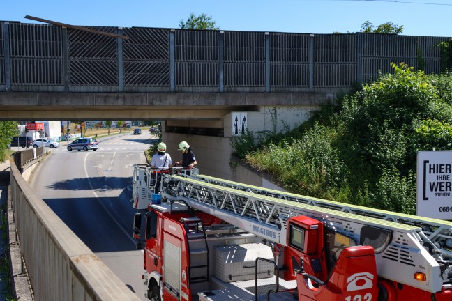 	Lose Holzlatte drohte in eine Unterführung der Westbahnstrecke in Wels abzustürzen