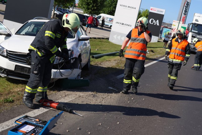 	Auto bei Verkehrsunfall auf Wiener Straße in Wels-Waidhausen gegen Straßenlaterne gekracht