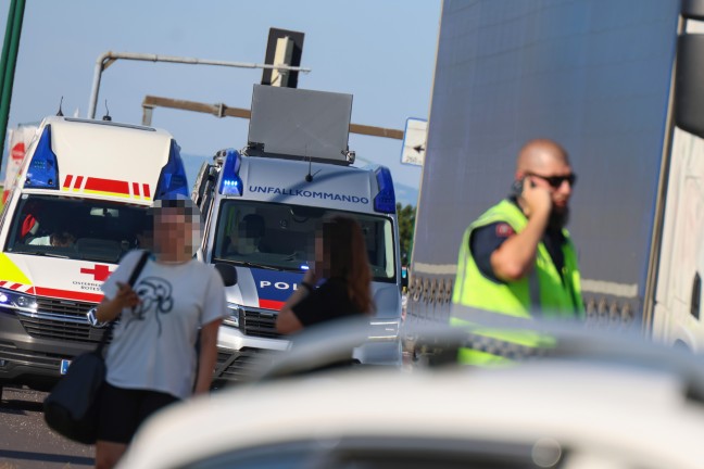 	Auto bei Verkehrsunfall auf Wiener Straße in Wels-Waidhausen gegen Straßenlaterne gekracht