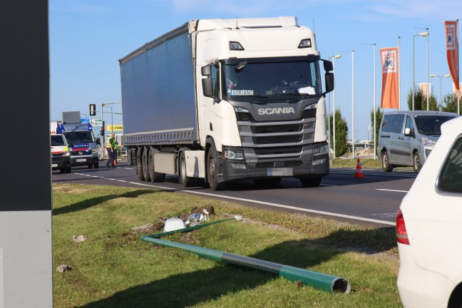 	Auto bei Verkehrsunfall auf Wiener Straße in Wels-Waidhausen gegen Straßenlaterne gekracht