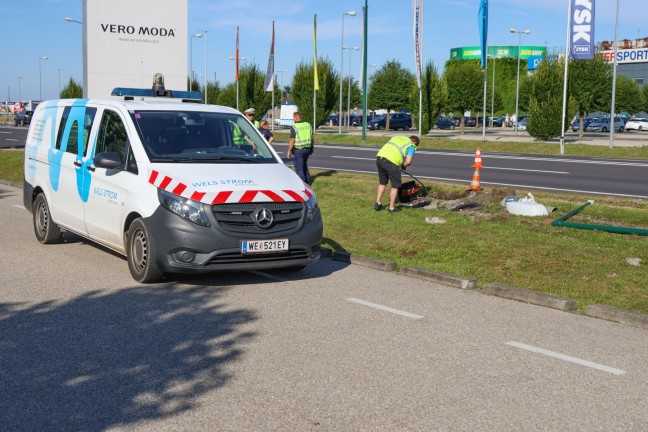 	Auto bei Verkehrsunfall auf Wiener Straße in Wels-Waidhausen gegen Straßenlaterne gekracht