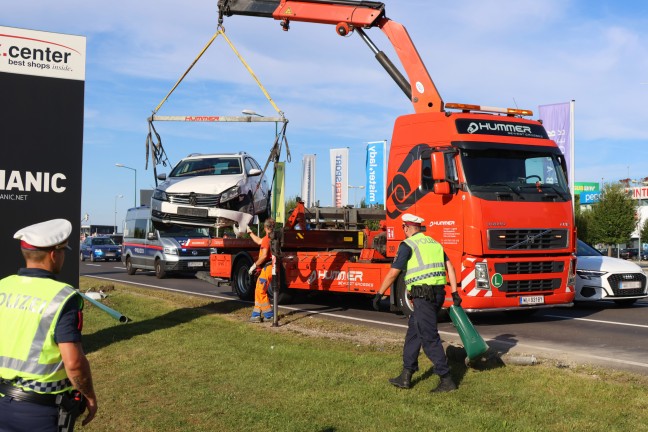 	Auto bei Verkehrsunfall auf Wiener Straße in Wels-Waidhausen gegen Straßenlaterne gekracht