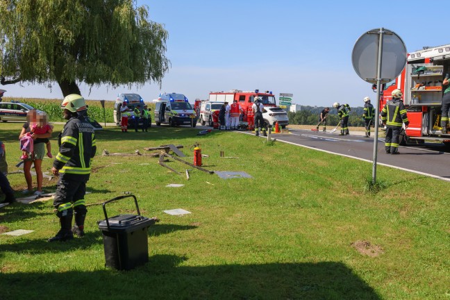 	Schwerer Verkehrsunfall in einem Kreuzungsbereich in Bad Wimsbach-Neydharting fordert zwei Verletzte