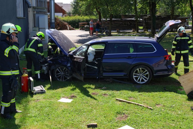 	Schwerer Verkehrsunfall in einem Kreuzungsbereich in Bad Wimsbach-Neydharting fordert zwei Verletzte