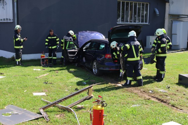 	Schwerer Verkehrsunfall in einem Kreuzungsbereich in Bad Wimsbach-Neydharting fordert zwei Verletzte