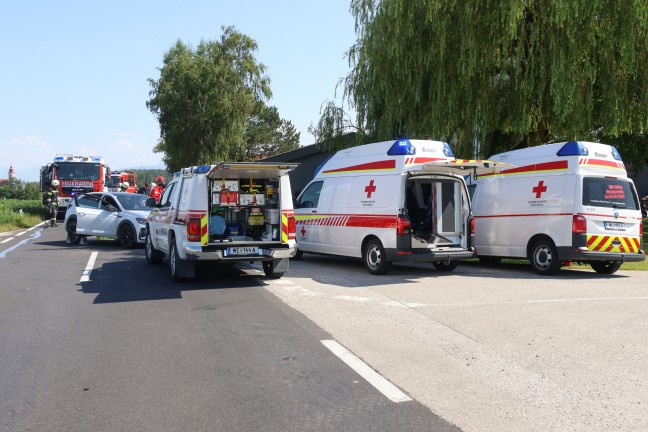 	Schwerer Verkehrsunfall in einem Kreuzungsbereich in Bad Wimsbach-Neydharting fordert zwei Verletzte