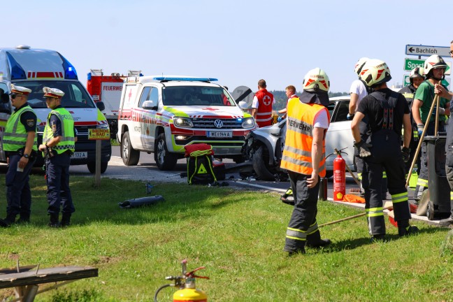 	Schwerer Verkehrsunfall in einem Kreuzungsbereich in Bad Wimsbach-Neydharting fordert zwei Verletzte