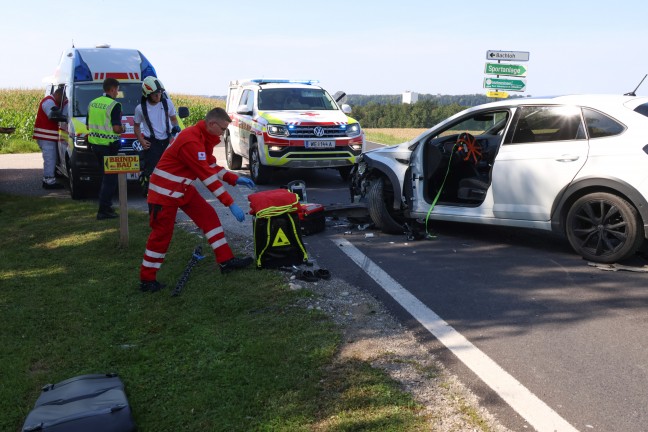 	Schwerer Verkehrsunfall in einem Kreuzungsbereich in Bad Wimsbach-Neydharting fordert zwei Verletzte