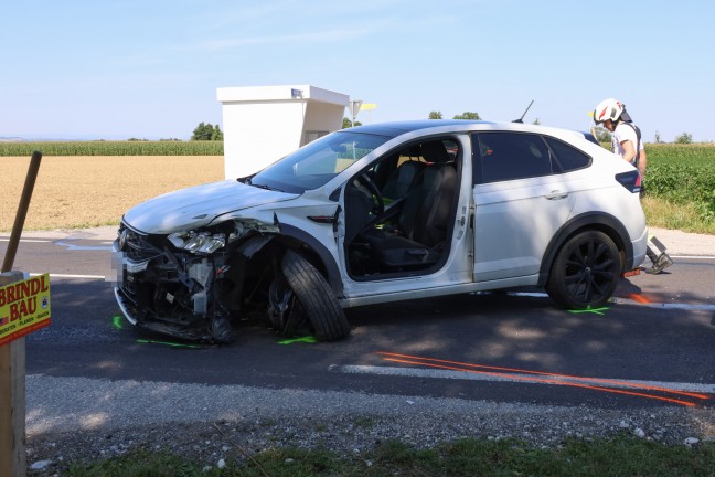 	Schwerer Verkehrsunfall in einem Kreuzungsbereich in Bad Wimsbach-Neydharting fordert zwei Verletzte