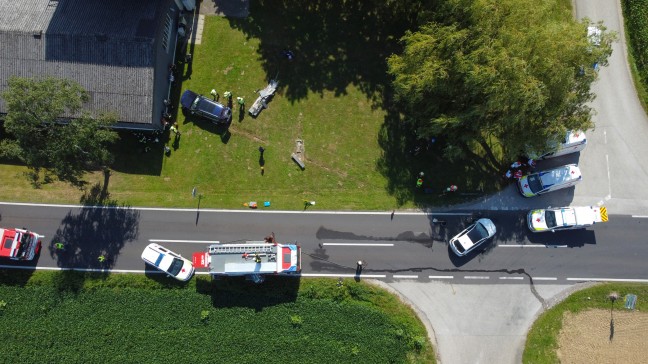 	Schwerer Verkehrsunfall in einem Kreuzungsbereich in Bad Wimsbach-Neydharting fordert zwei Verletzte