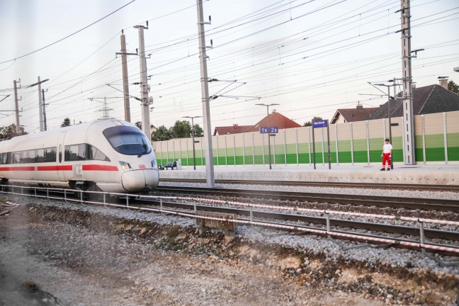 	Notarzthubschrauber, Rettung, Polizei und ÖBB im Bahnhofsbereich in Marchtrenk im Einsatz