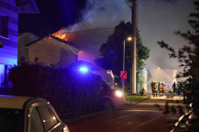 	17 Feuerwehren bei Großbrand eines Wirtshauses in Eschenau im Hausruckkreis im Einsatz