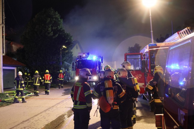 	17 Feuerwehren bei Großbrand eines Wirtshauses in Eschenau im Hausruckkreis im Einsatz