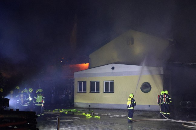 	17 Feuerwehren bei Großbrand eines Wirtshauses in Eschenau im Hausruckkreis im Einsatz