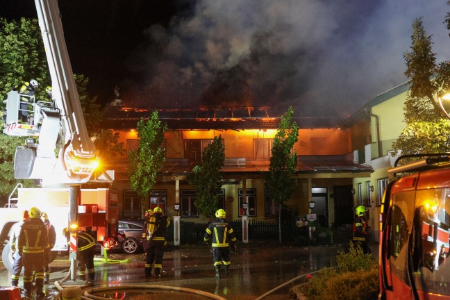 	17 Feuerwehren bei Großbrand eines Wirtshauses in Eschenau im Hausruckkreis im Einsatz