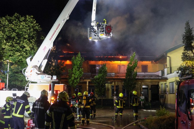 	17 Feuerwehren bei Großbrand eines Wirtshauses in Eschenau im Hausruckkreis im Einsatz