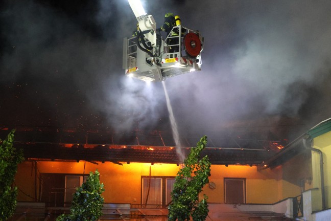 	17 Feuerwehren bei Großbrand eines Wirtshauses in Eschenau im Hausruckkreis im Einsatz