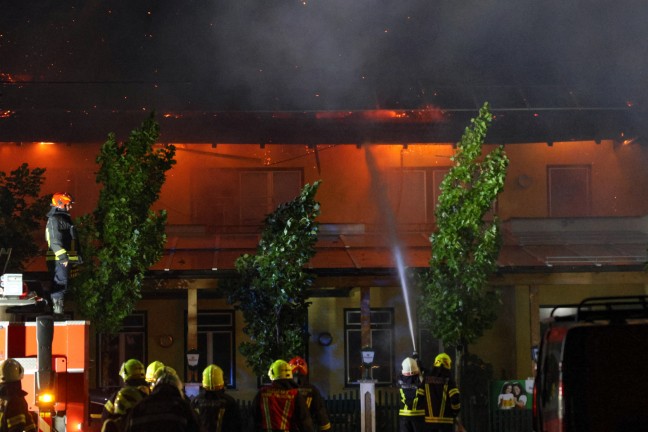 	17 Feuerwehren bei Großbrand eines Wirtshauses in Eschenau im Hausruckkreis im Einsatz