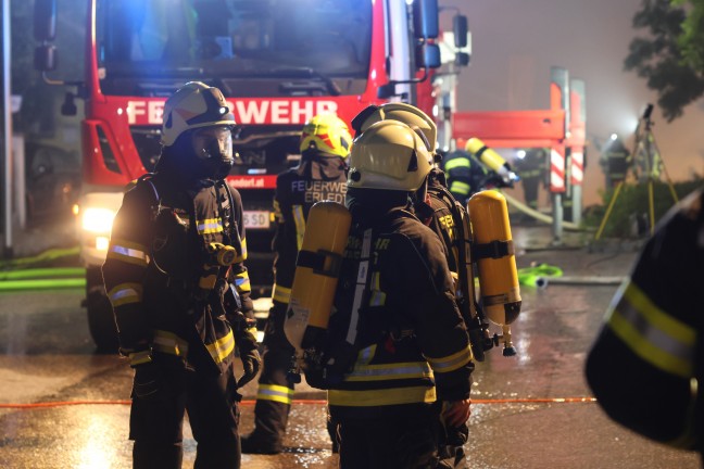 	17 Feuerwehren bei Großbrand eines Wirtshauses in Eschenau im Hausruckkreis im Einsatz