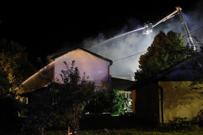 	17 Feuerwehren bei Großbrand eines Wirtshauses in Eschenau im Hausruckkreis im Einsatz