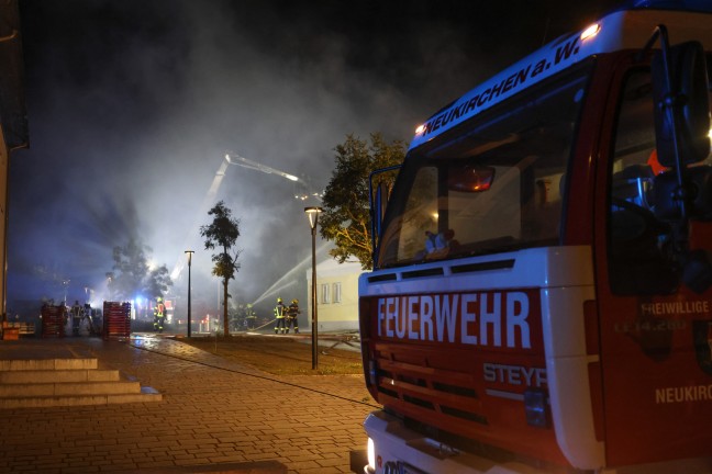 	17 Feuerwehren bei Großbrand eines Wirtshauses in Eschenau im Hausruckkreis im Einsatz