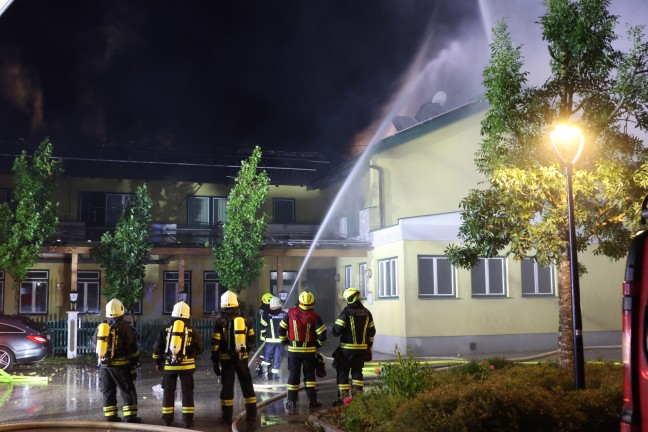 	17 Feuerwehren bei Großbrand eines Wirtshauses in Eschenau im Hausruckkreis im Einsatz