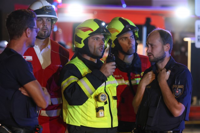 	17 Feuerwehren bei Großbrand eines Wirtshauses in Eschenau im Hausruckkreis im Einsatz