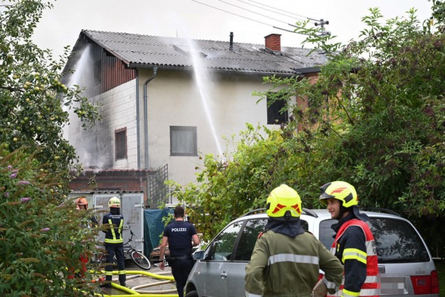 	Heftige Explosion gemeldet: Fünf Verletzte nach größerem Brand in einem Feuerwerkslager in Pupping