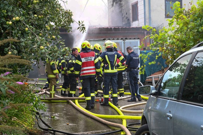 	Heftige Explosion gemeldet: Fünf Verletzte nach größerem Brand in einem Feuerwerkslager in Pupping