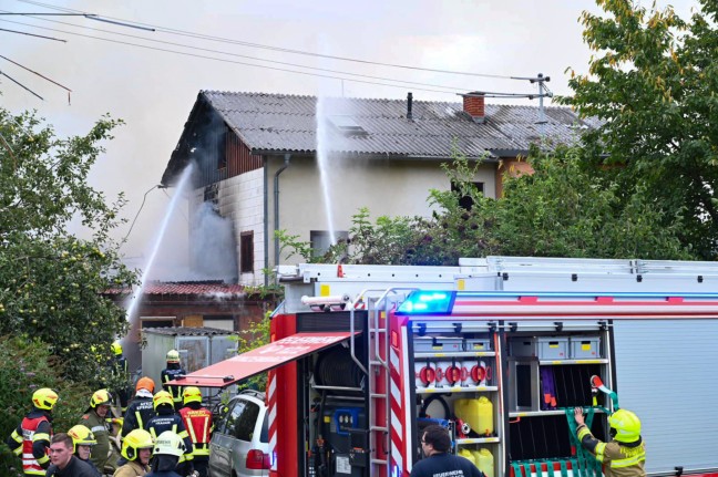 	Heftige Explosion gemeldet: Fünf Verletzte nach größerem Brand in einem Feuerwerkslager in Pupping