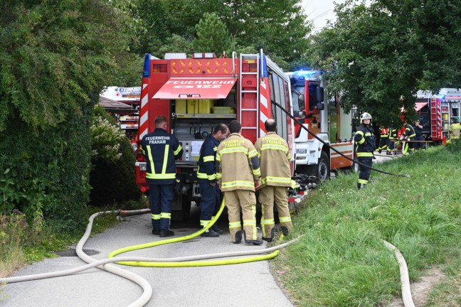 	Heftige Explosion gemeldet: Fünf Verletzte nach größerem Brand in einem Feuerwerkslager in Pupping