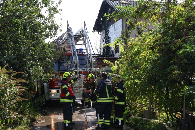 	Heftige Explosion gemeldet: Fünf Verletzte nach größerem Brand in einem Feuerwerkslager in Pupping