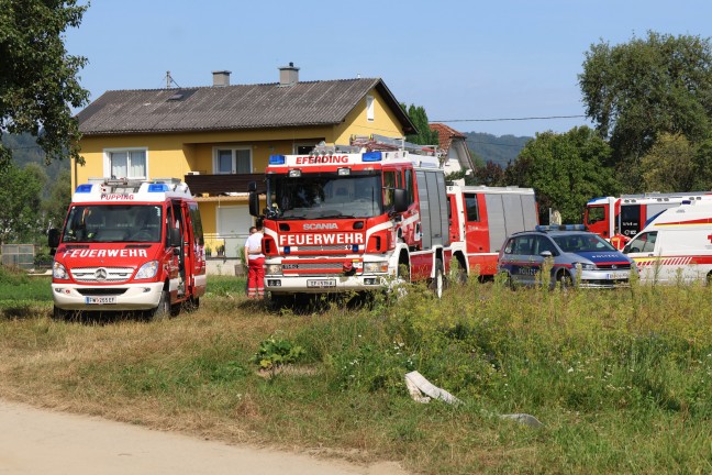 	Heftige Explosion gemeldet: Fünf Verletzte nach größerem Brand in einem Feuerwerkslager in Pupping