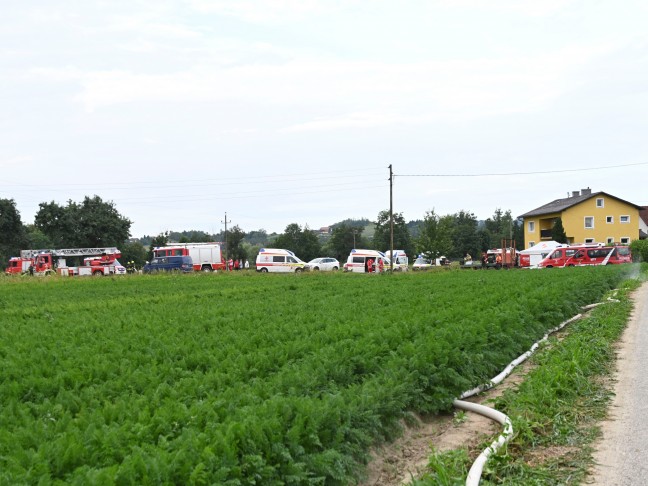 	Heftige Explosion gemeldet: Fünf Verletzte nach größerem Brand in einem Feuerwerkslager in Pupping