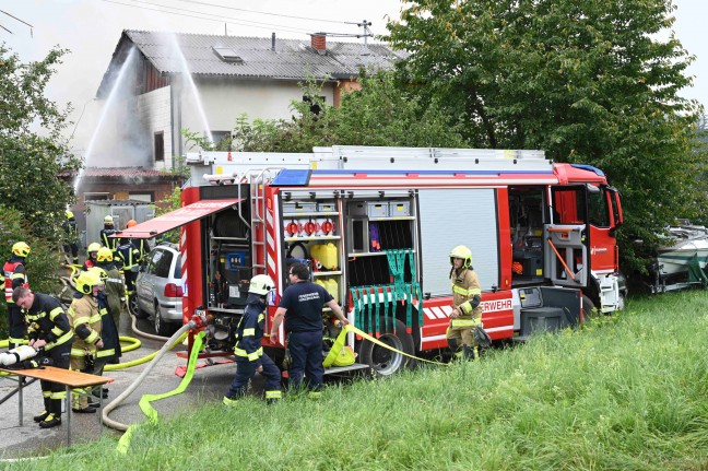 	Heftige Explosion gemeldet: Fünf Verletzte nach größerem Brand in einem Feuerwerkslager in Pupping