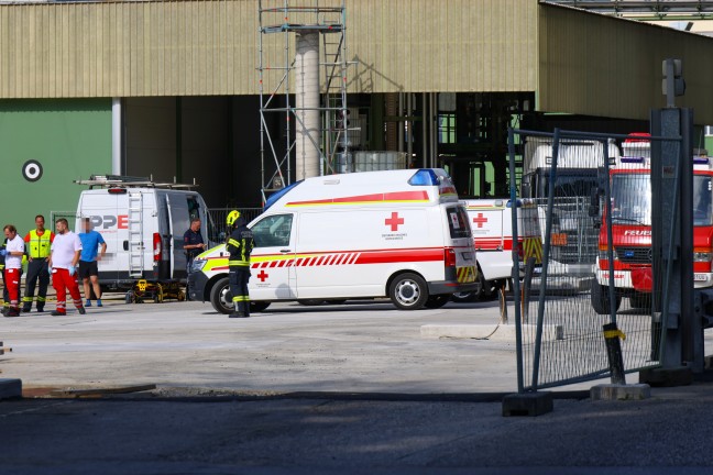 	Personenrettung: Arbeiter in Aschach an der Donau etwa vier Meter tief in Schacht gestürzt