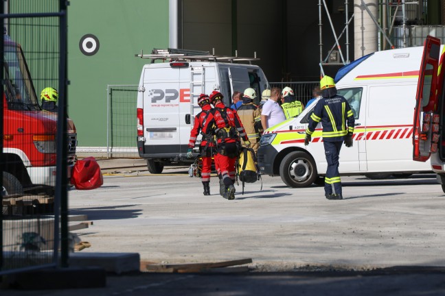 	Personenrettung: Arbeiter in Aschach an der Donau etwa vier Meter tief in Schacht gestürzt