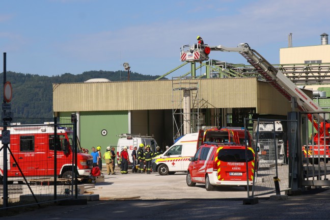 	Personenrettung: Arbeiter in Aschach an der Donau etwa vier Meter tief in Schacht gestürzt