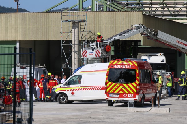 	Personenrettung: Arbeiter in Aschach an der Donau etwa vier Meter tief in Schacht gestürzt