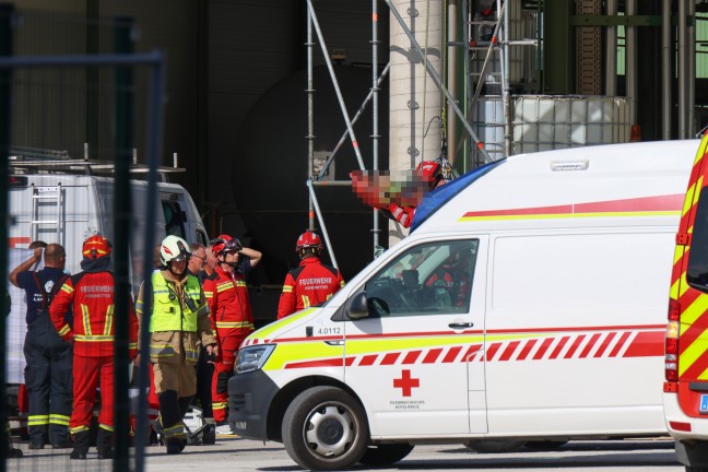 	Personenrettung: Arbeiter in Aschach an der Donau etwa vier Meter tief in Schacht gestürzt