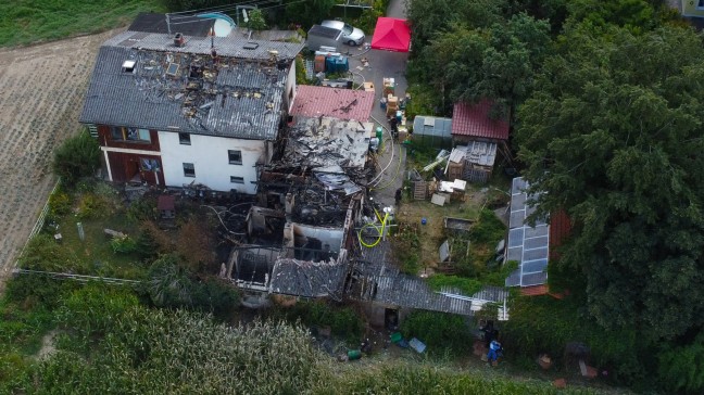 	Entschärfungsdienst und Brandermittler nach Explosion in Feuerwerkslager in Pupping im Einsatz