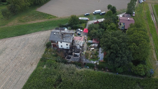 	Entschärfungsdienst und Brandermittler nach Explosion in Feuerwerkslager in Pupping im Einsatz