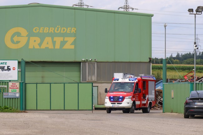 	Personenrettung: Arbeiter auf Schrottplatz in Edt bei Lambach mit Arm schwer in Radlader eingeklemmt