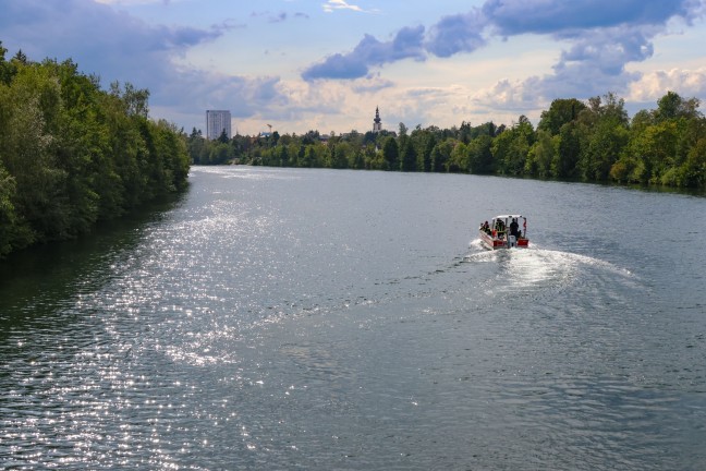 	Personenrettung: Frau in Thalheim bei Wels mit Feuerwehrboot aus der Traun gerettet